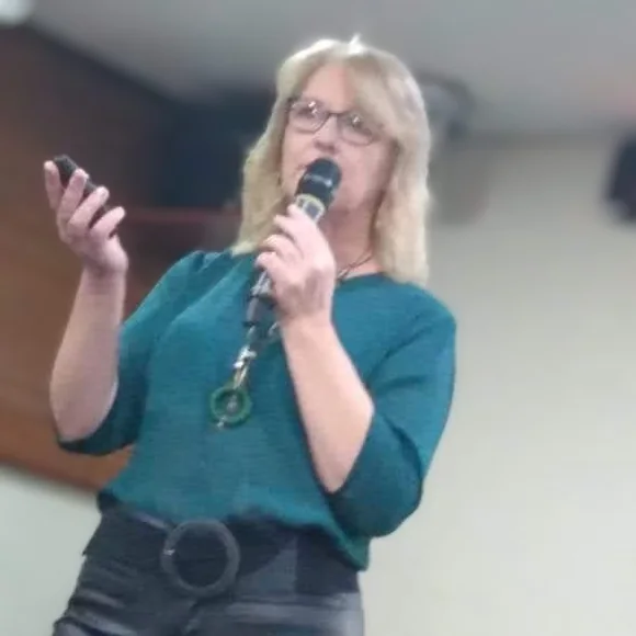 Cecílie Kraemer falando ao microfone
